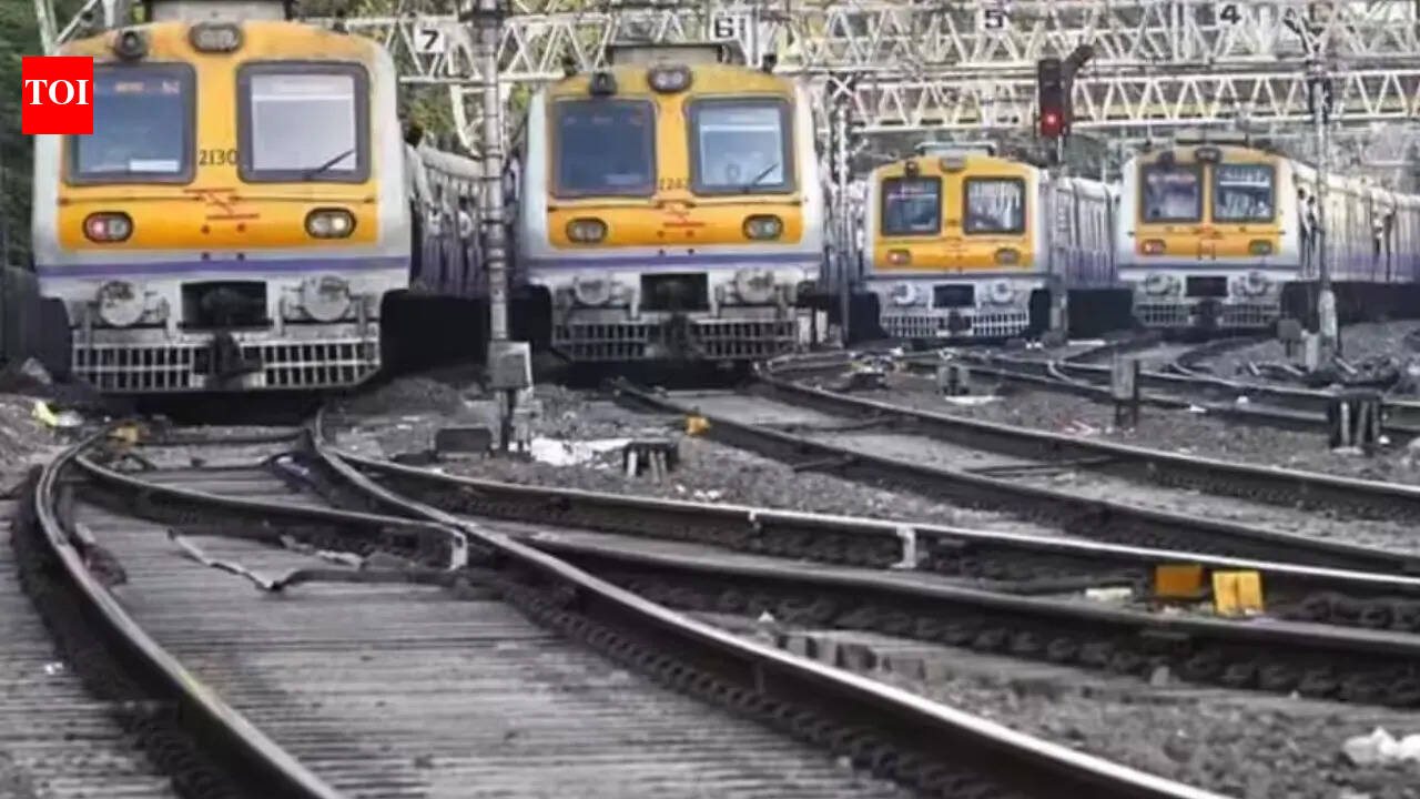 Major awareness drive on cybersecurity at Mumbai railway station, passengers warned against accepting unfamiliar food offerings