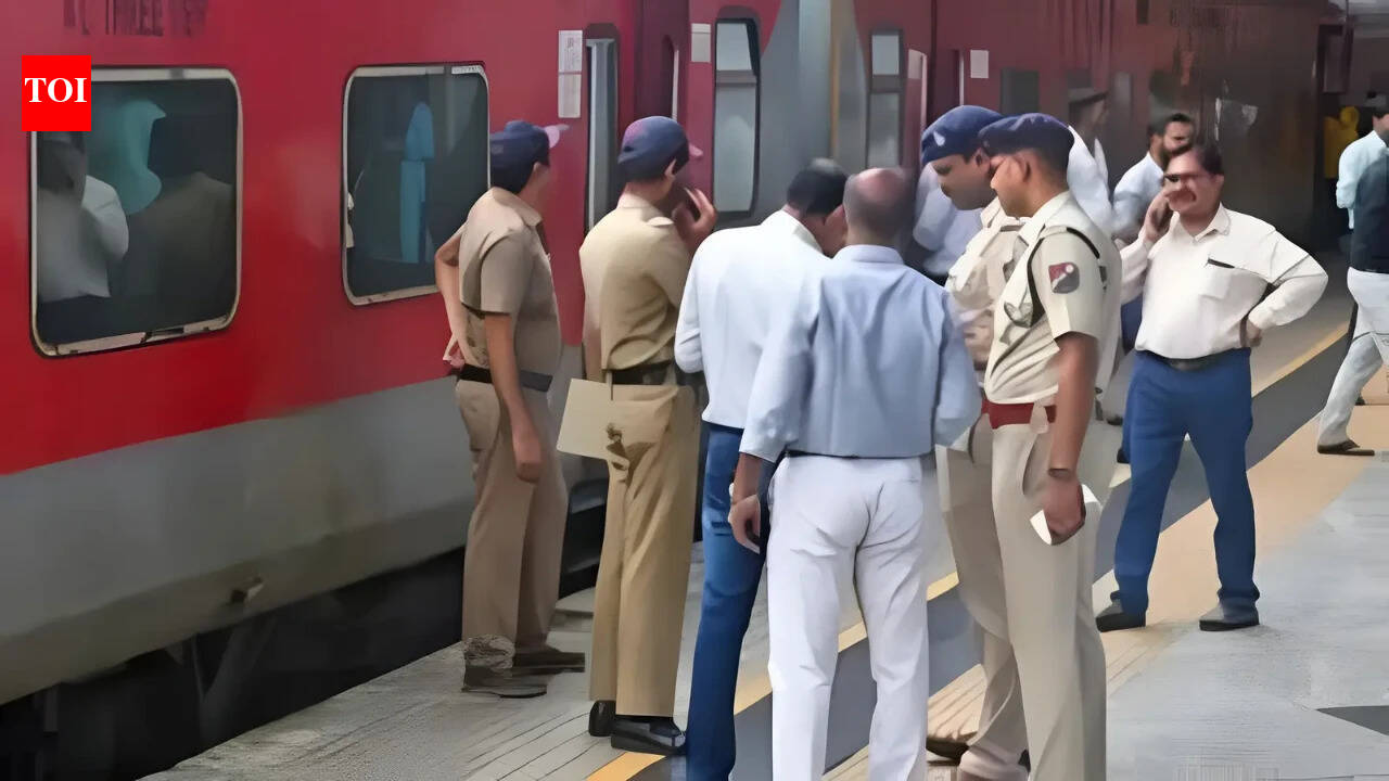 Andheri railway police retrieves and returns bag with valuables worth ₹11 lakh