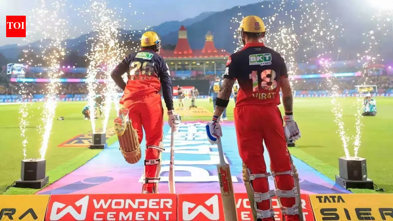 RCB players celebrating their powerplay performance