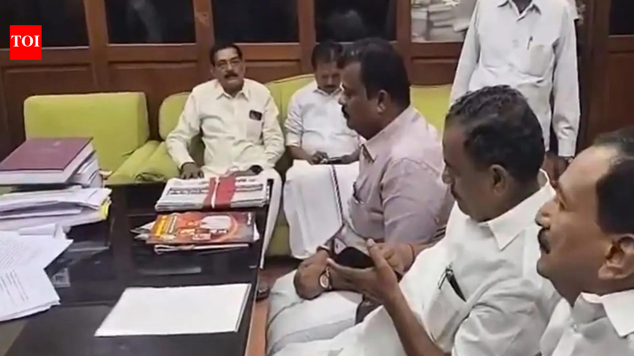 TN political crisis: Rebel AIADMK MLA backs EPS, submits apology letter