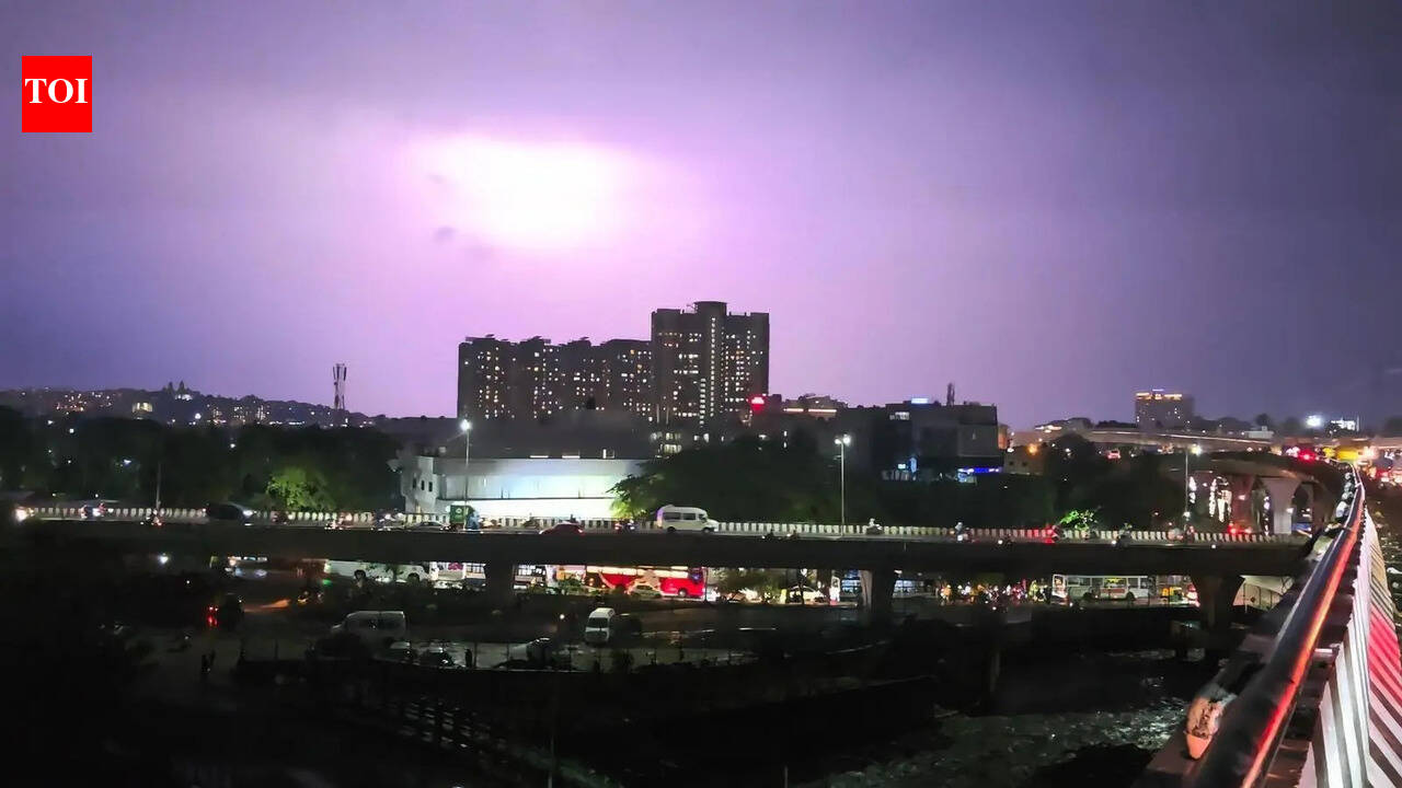 Thunderstorms, strong winds disrupt traffic in Bengaluru; IMD hints at gradual transition to monsoon