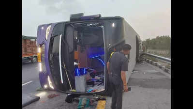 SI, prisoner among 7 killed, 25 injured as bus overturns on Lucknow-Agra e-way