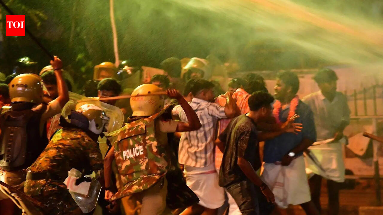 Day after clashes at Kerala University, SFI march turns violent