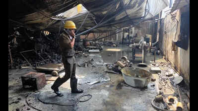 Fires at paint godown, phone repair shops