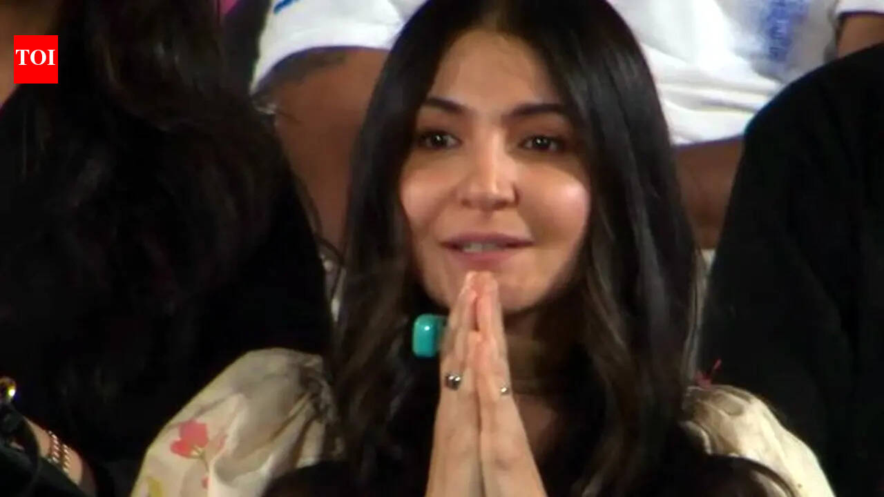 Anushka Sharma wears Radha Naam Jap counter in her finger during Virat Kohli's match; fans say "Look how she's praying for RCB"