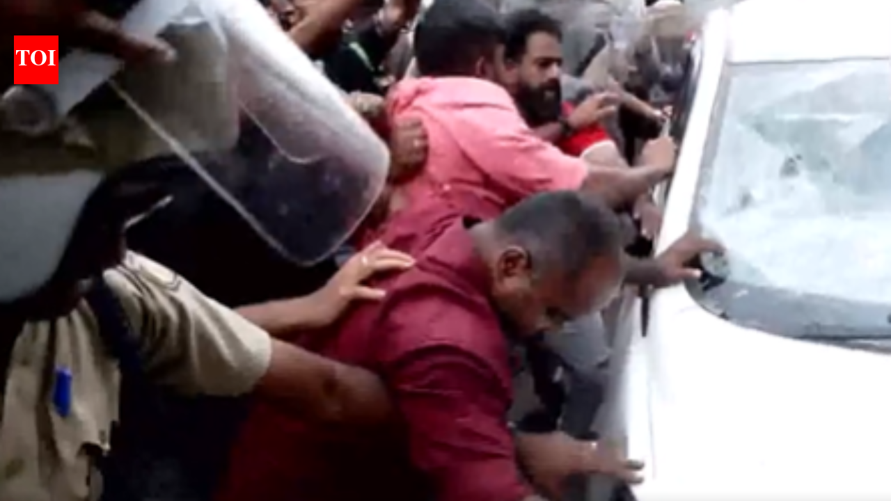 CPM workers attack ED vehicle during protest amid raids at former Keralam CM’s residence - video