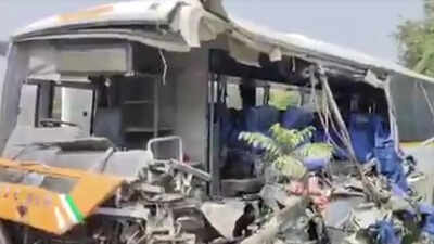 2 dead, 9 injured as bus rams truck on Lucknow-Gorakhpur highway