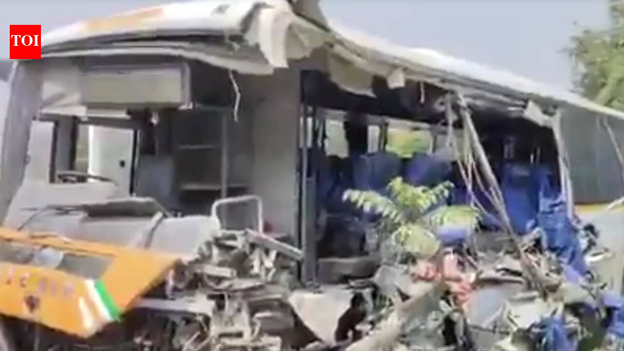 2 dead, 9 injured as bus rams truck on Lucknow-Gorakhpur highway