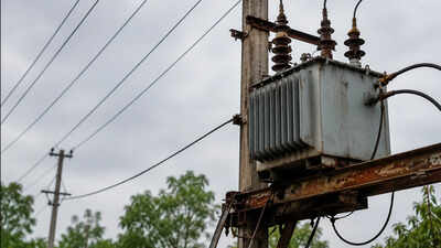 Worker electrocuted to death during illegal shifting of transformer in Beed district