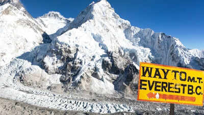 The deadly reason Everest climbers must obey the 2 PM rule