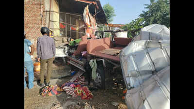3 dead, 9 injured as tempo cruiser rams truck on Jaipur-Sikar highway