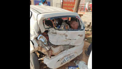 3 dead, 9 injured as tempo cruiser rams truck on Jaipur-Sikar highway