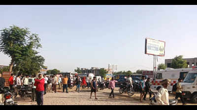 3 dead, 9 injured as tempo cruiser rams truck on Jaipur-Sikar highway