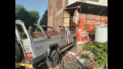 3 dead, 9 injured as tempo cruiser rams truck on Jaipur-Sikar highway