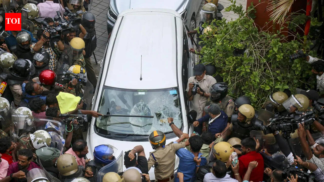 ED search linked to Exalogic probe sparks violence outside Pinarayi residence