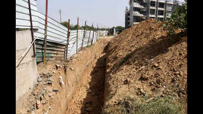 2 workers die, 1 critical in soil collapse at school construction site