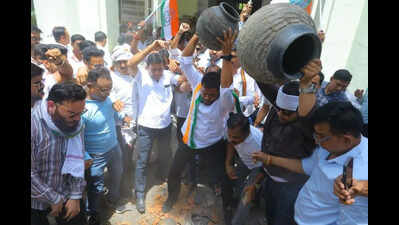 Congress leaders smash earthen pots at NMC headquarters over water crisis
