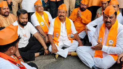 Rival Shiv Sena factions hold ‘Ghanta Naad’ protest at Kalyan’s Durgadi Fort, BJP neta detained