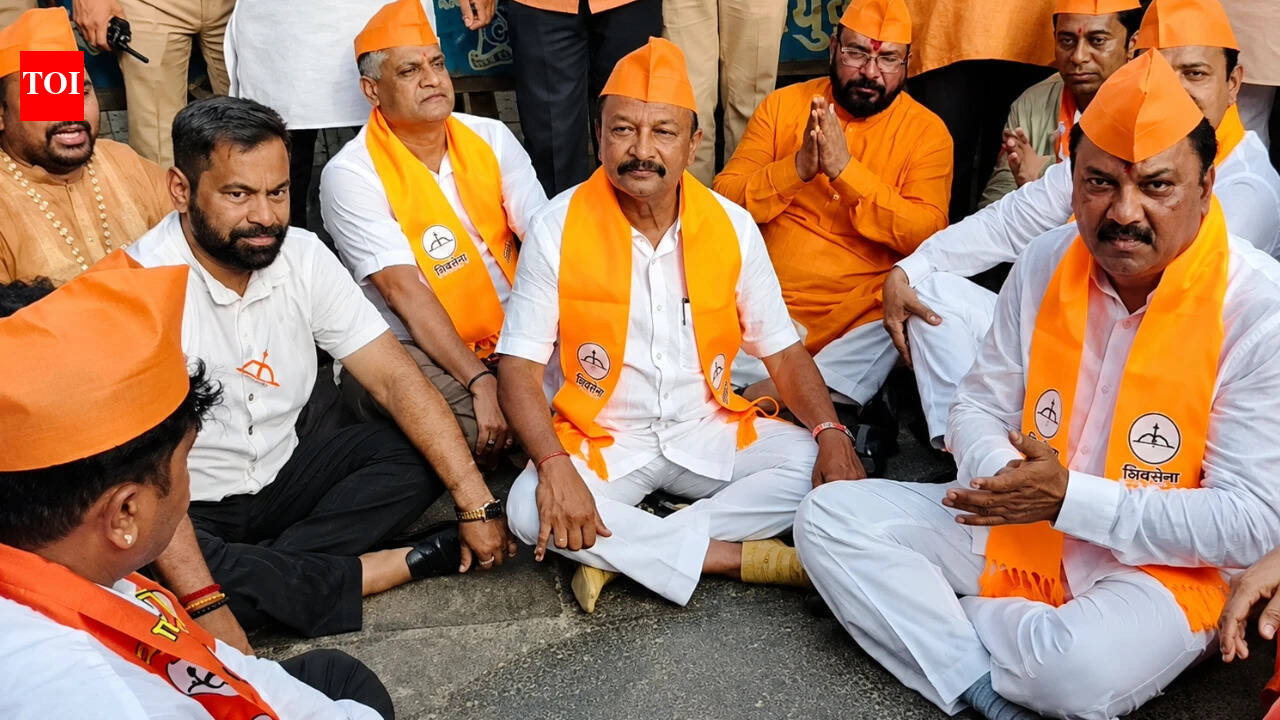 Rival Shiv Sena factions hold ‘Ghanta Naad’ protest at Kalyan’s Durgadi Fort, BJP neta detained