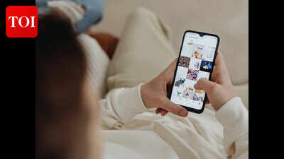  UK weighs social media ban for under-16s