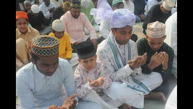 Muslims brave heat to mark Eid