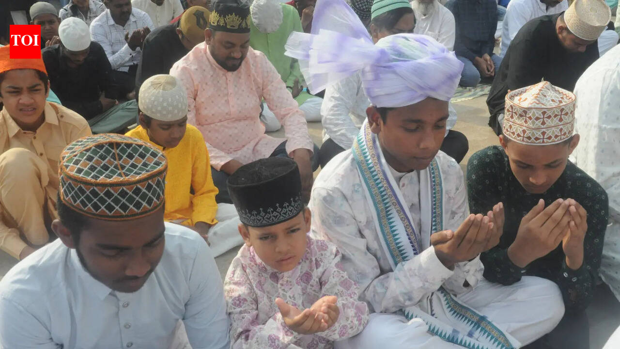 Muslims brave heat to mark Eid