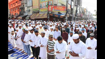 People brave heat to offer Eid prayers in Ludhiana