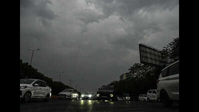 App, TV, radio: Stay alert for lightning, rain updates