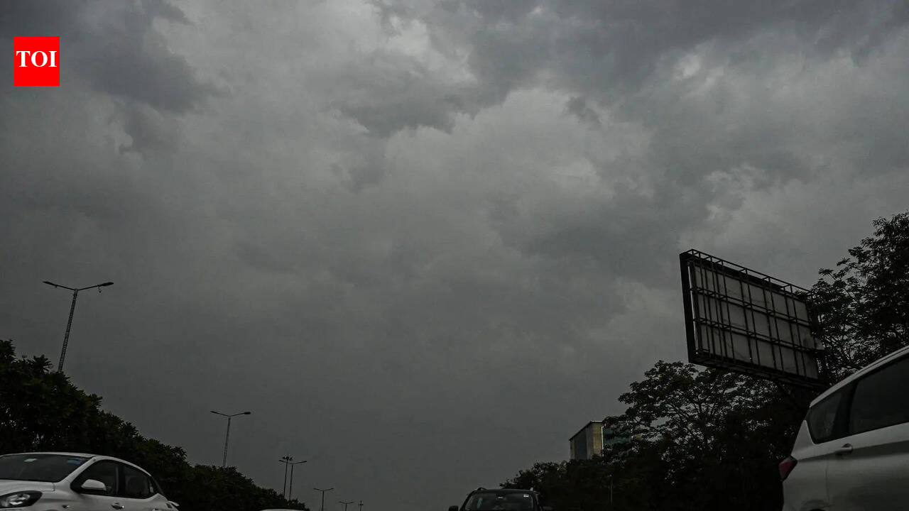 App, TV, radio: Stay alert for lightning, rain updates