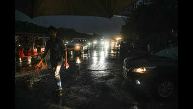 App, TV, radio: Stay alert for lightning, rain updates