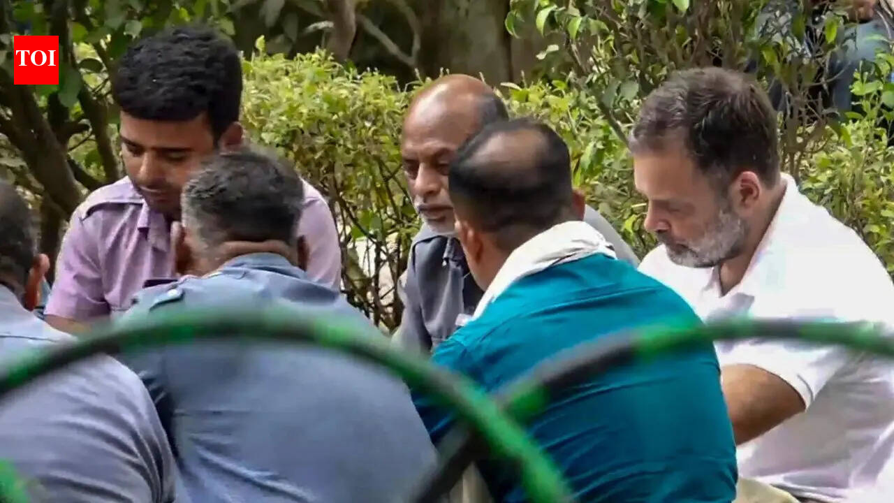 Watch: Rahul Gandhi dons auto driver's uniform, shares meal and interacts with them in Delhi