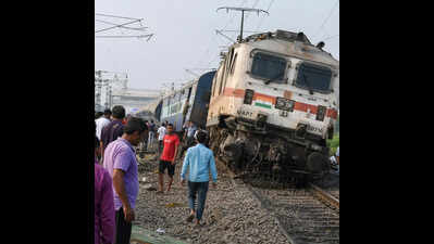 Mumbai-Pune Deccan Express engine failure delays long distance, suburban trains