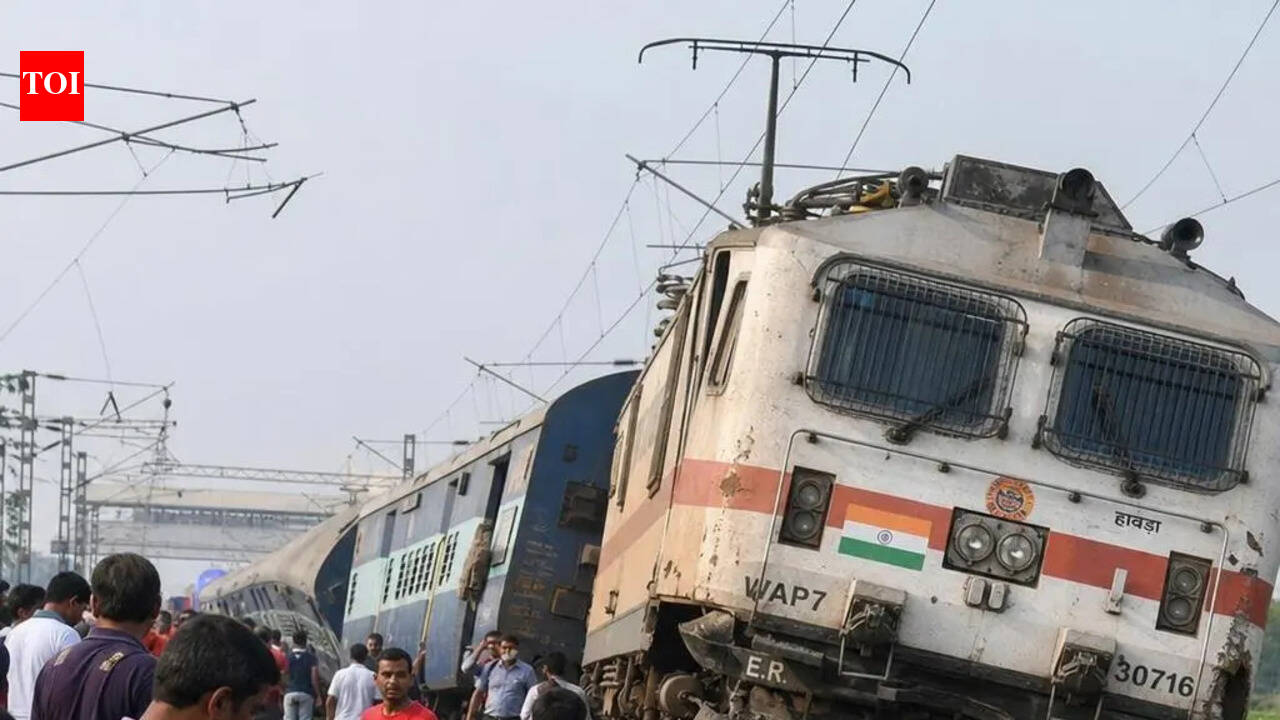 Mumbai-Pune Deccan Express engine failure delays long distance, suburban trains