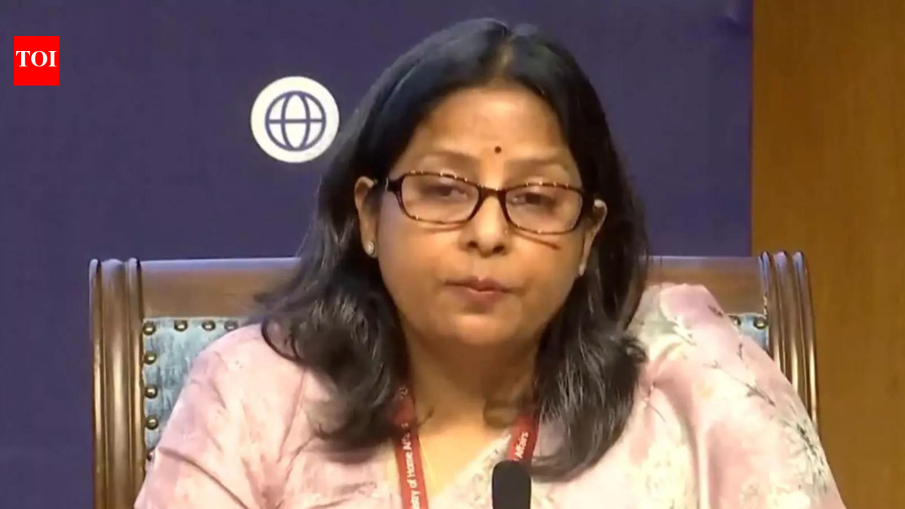 सरकार ने तेल कंपनियों से 30 दिन का एलपीजी भंडार बनाने को कहा; का कहना है कि किसी भी वितरक का काम नहीं टूटा है