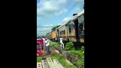 Fire guts luggage coach of Margao-Panvel train