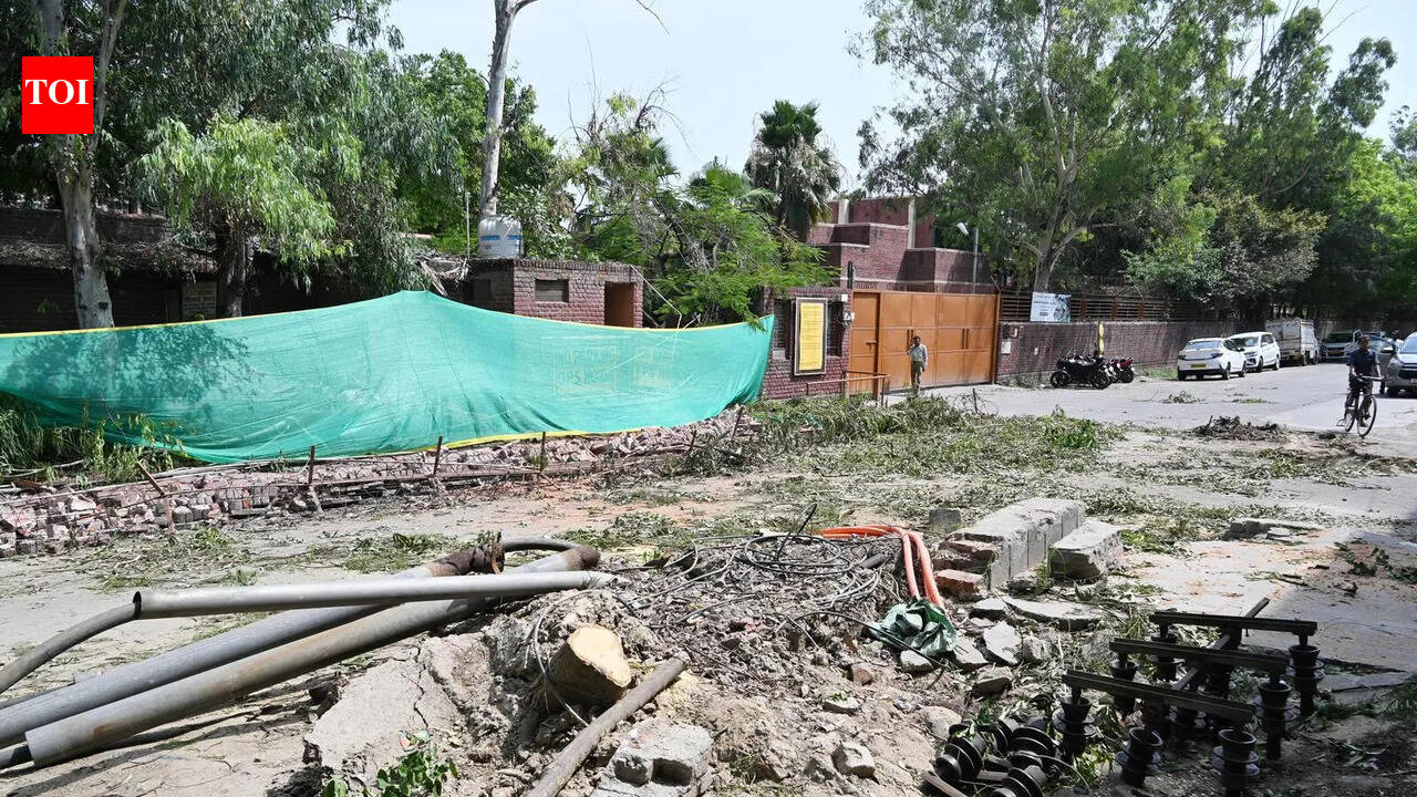 Bricks &amp; signboard fly during Noida storm, leave 2 teens injured