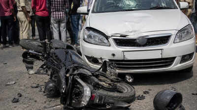 Cop’s wife driving car runs over 2 in UP's Dubagga