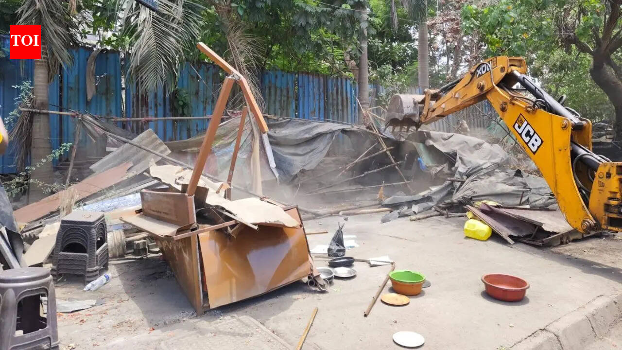 Illegal stalls demolished in Ulhasnagar anti-encroachment drive; residents demand action against roadside car market