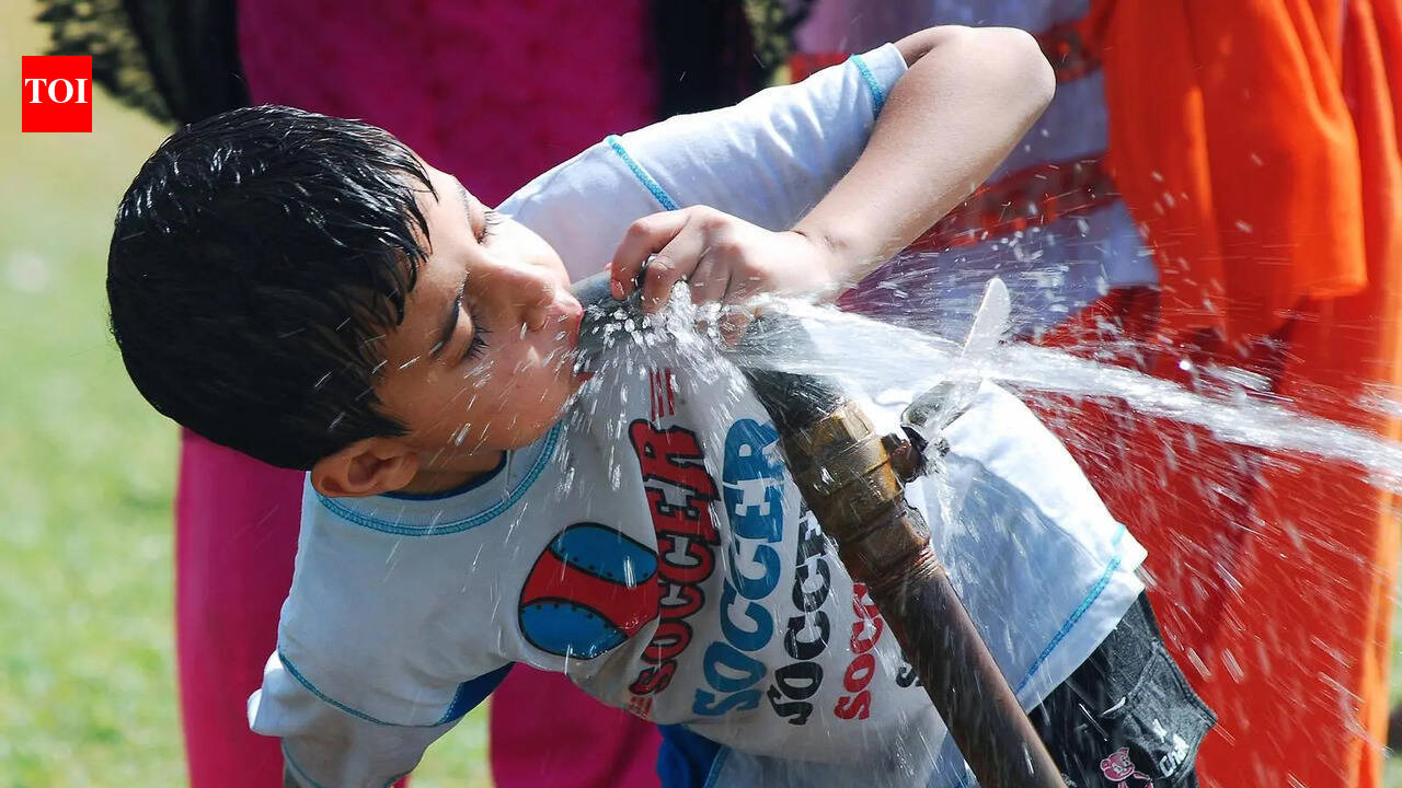 Walled City residents struggle for water as temperature soars
