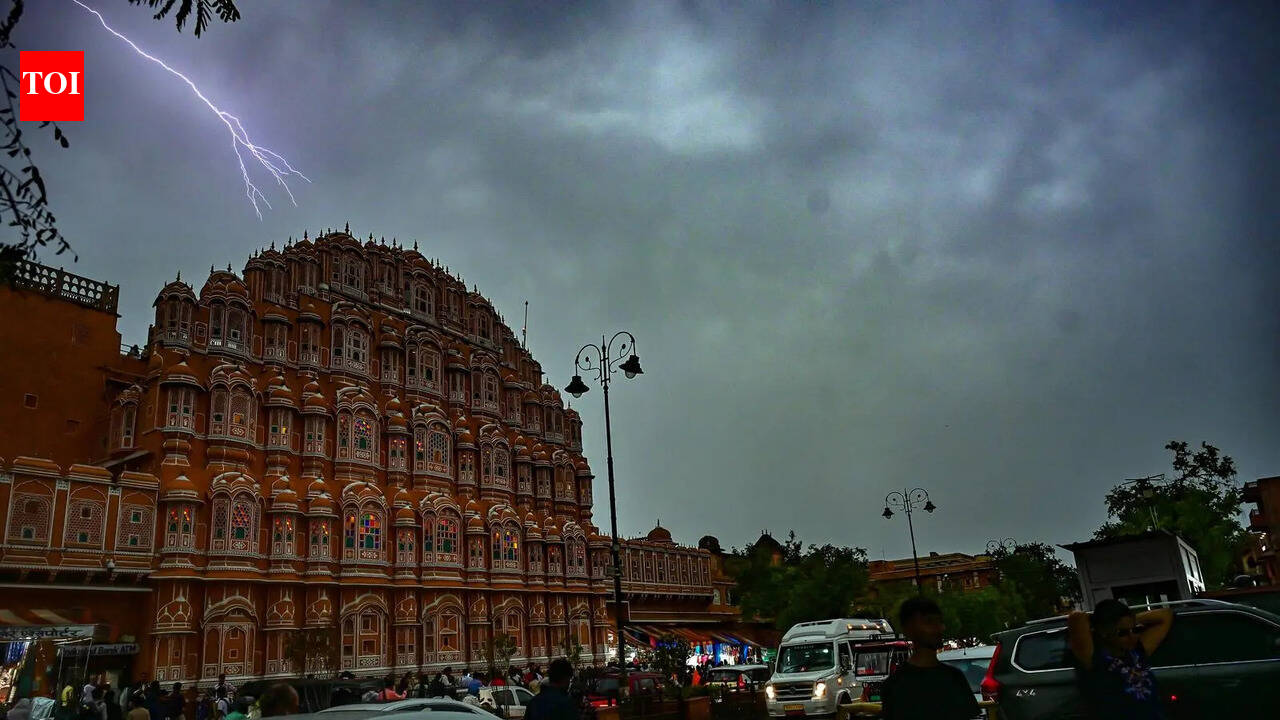 Dust storm darkens skies over Raj | Jaipur News - The Times of India