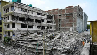 4 dead in south Delhi building collapse