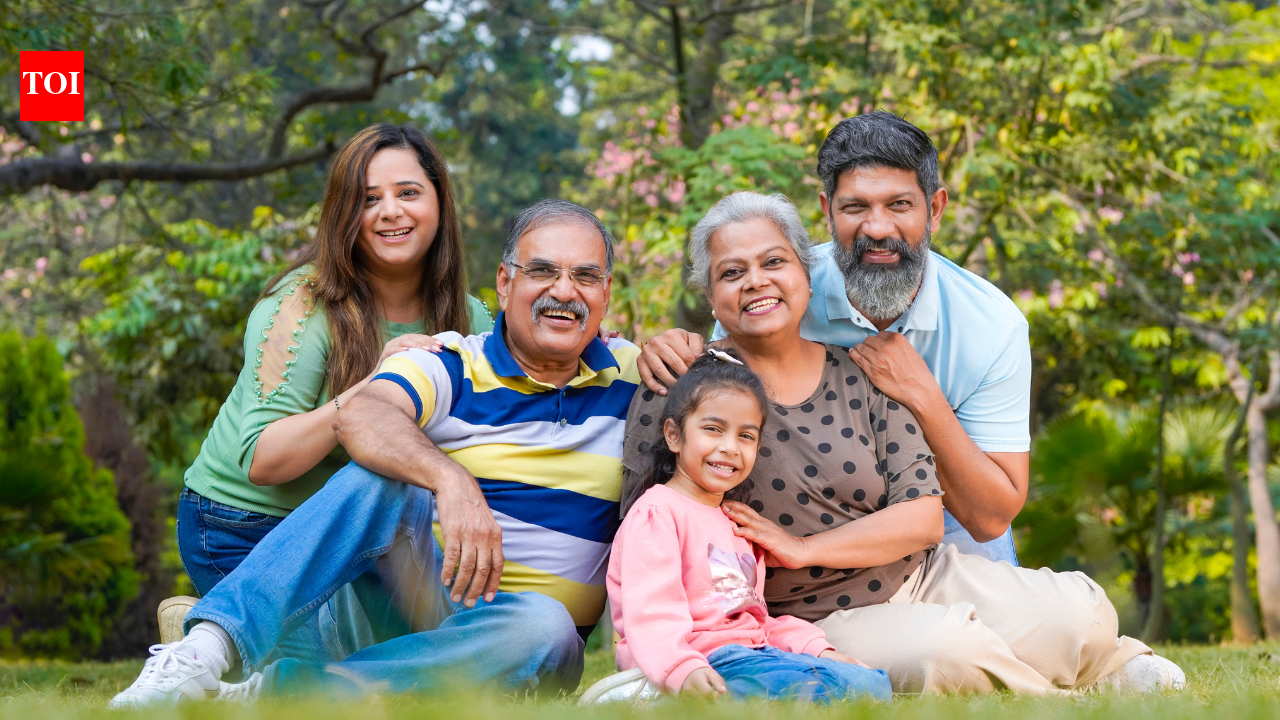 वे क्षण जो एक बच्चे की पहचान को आकार देते हैं: 5 कारण जिनकी वजह से बच्चों के लिए पारिवारिक कहानियाँ और रीति-रिवाज हमारी सोच से कहीं अधिक मायने रखते हैं
