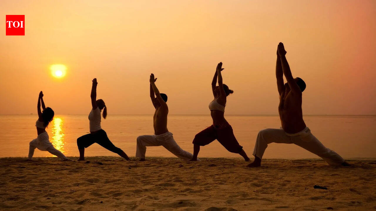 5 आश्चर्यजनक तरीके जिनसे योग आपके मन और आत्मा को बदल देता है (सिर्फ आपके शरीर को नहीं)