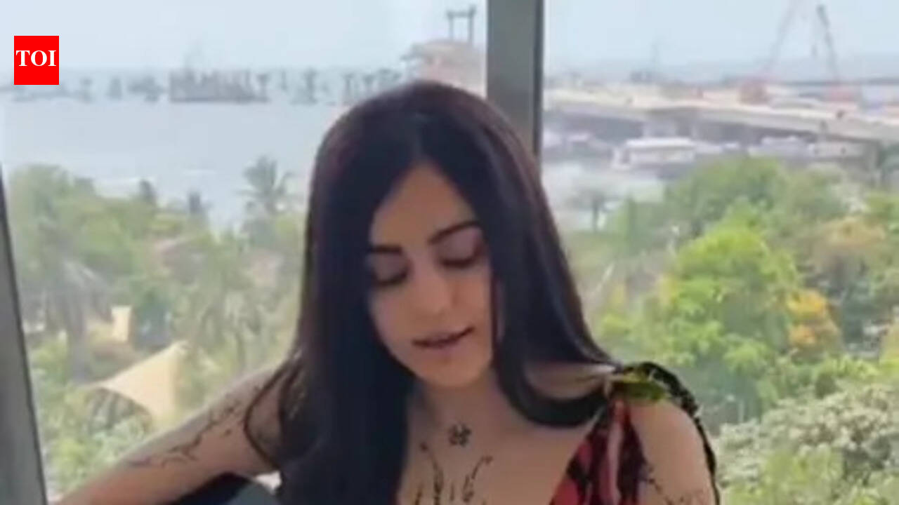 Adah Sharma drops a beautiful rendition of 'Woh Lamhe' with a guitar