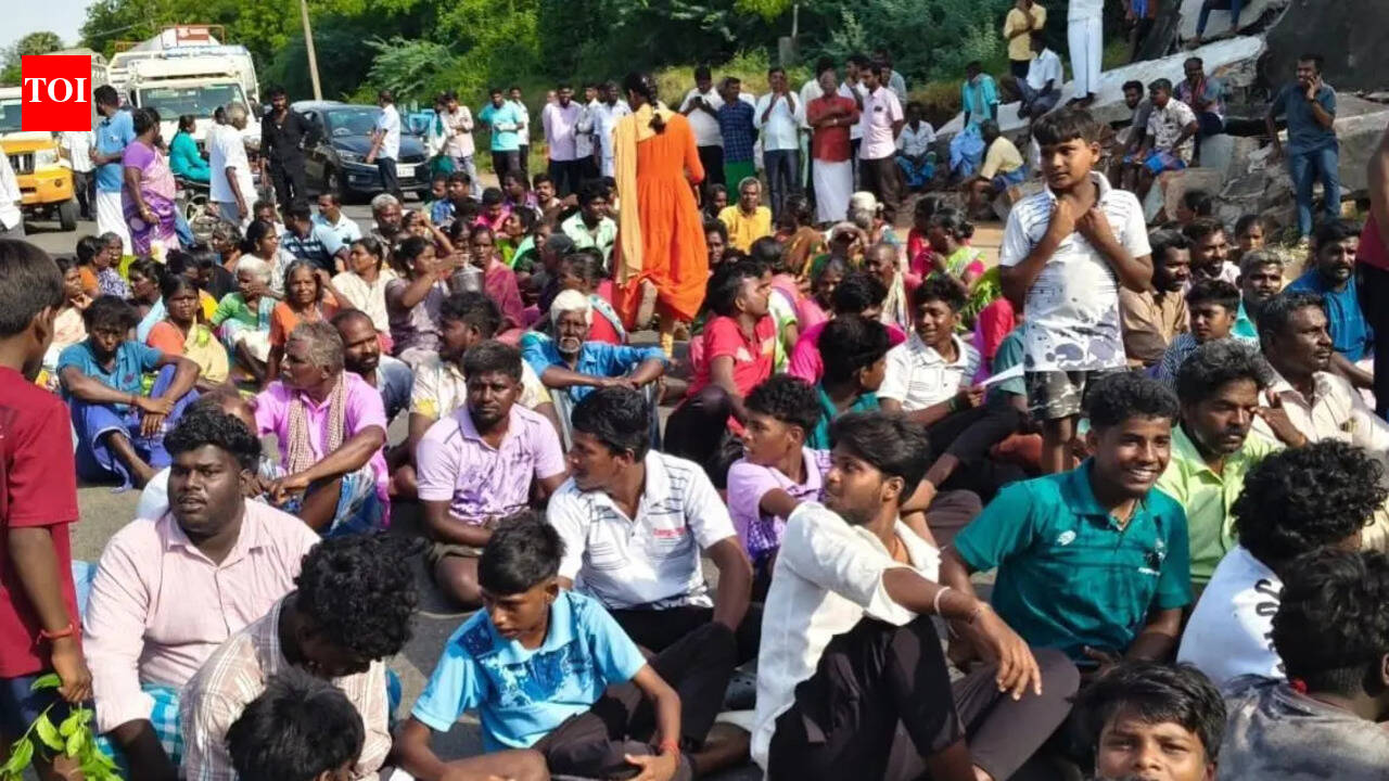 Villagers block Trichy-Karur NH over denial of nod for festival