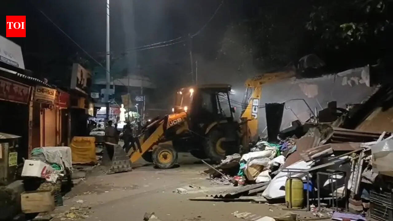 Demolition drive removes Dum Dum stn encroachers