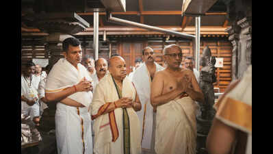Vice-President offers prayers at Dharmasthala temple