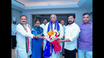 Ensure no large-scale deletion of voters in T, Kharge tells Cong leaders