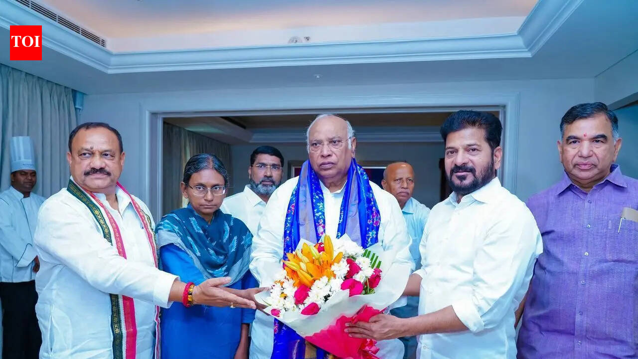 Ensure no large-scale deletion of voters in T, Kharge tells Cong leaders