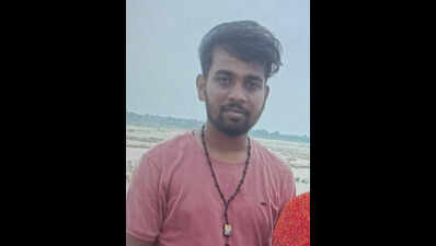 One called a friend saying ‘bacha lo, please’, another hid under table as pillar fell on him